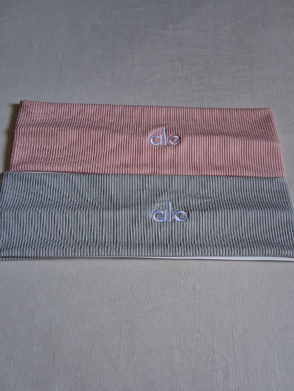 alo Ribbed Headband Duo in Dusty Pink & Light Gray